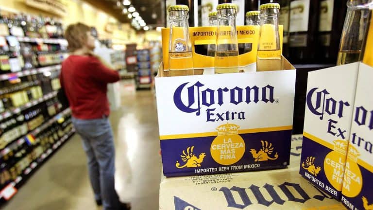 บิล เรนสปี ลาออกจาก Constellation Brands หลังดำรงตำแหน่งกว่า 20 ปี ท่ามกลางแรงกดดันจากภาษีนำเข้าเบียร์เม็กซิกัน